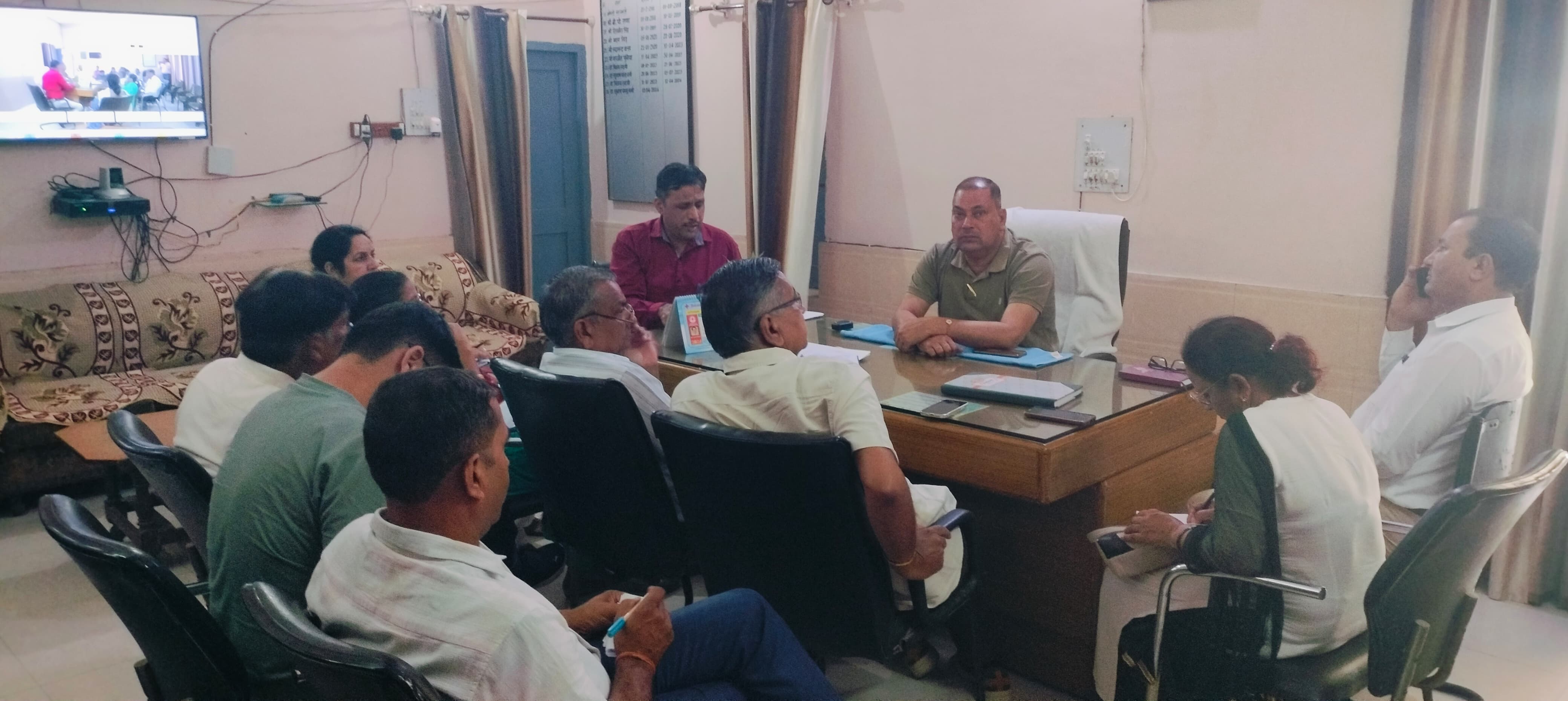 बैठक लेते हुए अधिकारी। बैठक लेते हुए अधिकारी।