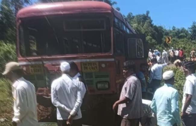 पुणे में बेकाबू एसटी बस खेत में घुसी, 42 यात्री घायल, तीन की हालत चिंताजनक पुणे में बेकाबू एसटी बस खेत में घुसी, 42 यात्री घायल, तीन की हालत चिंताजनक
