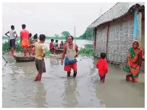 अररिया में तीन बार बना फिर टूटा मरिया बाँध, गांव-बाजार हर जगह पानी ही पानी अररिया में तीन बार बना फिर टूटा मरिया बाँध, गांव-बाजार हर जगह पानी ही पानी