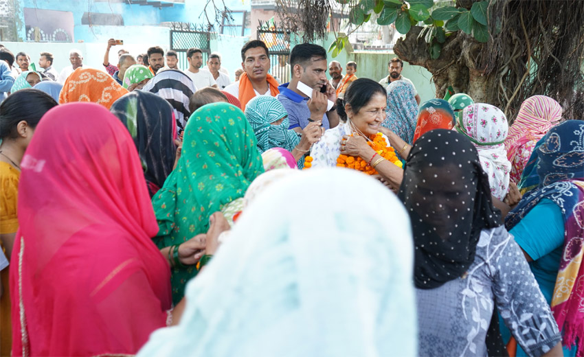 30 Snp- 3    सोनीपत: कृष्णा गहलावत महिलाओं का अभिवादन         स्वीकार करते हुए।