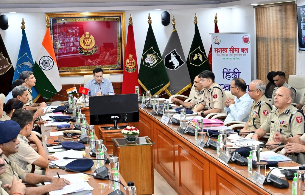 राजभाषा कार्यान्वयन समिति की तिमाही बैठक लेते सशस्त्र सीमा बल के अपर महानिदेशक आईपीएस दीपम सेठ की अध्यक्षता व गृह मंत्रालय (राजभाषा विभाग) के उप निदेशक नानक चंद। राजभाषा कार्यान्वयन समिति की तिमाही बैठक लेते सशस्त्र सीमा बल के अपर महानिदेशक आईपीएस दीपम सेठ की अध्यक्षता व गृह मंत्रालय (राजभाषा विभाग) के उप निदेशक नानक चंद।