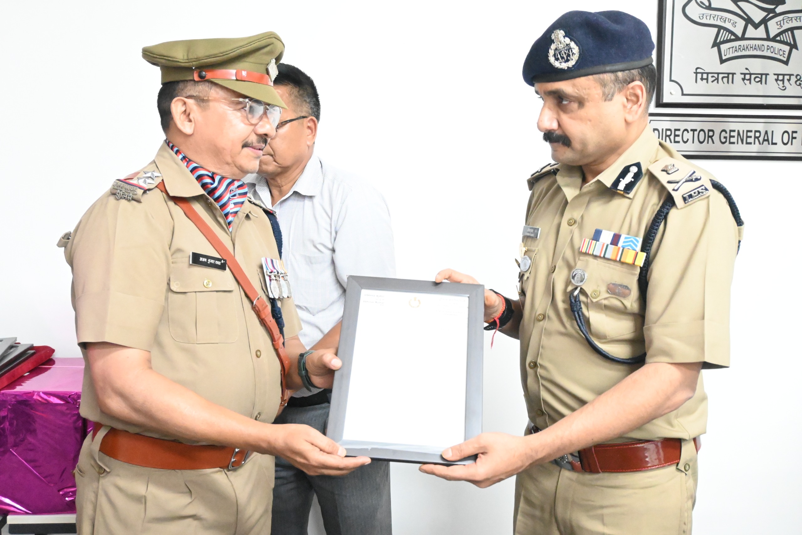 सेवानिवृत्त पुलिसकर्मी काे प्रतीक चिन्ह भेंट करते डीजीपी अभिनव कुमार। सेवानिवृत्त पुलिसकर्मी काे प्रतीक चिन्ह भेंट करते डीजीपी अभिनव कुमार।