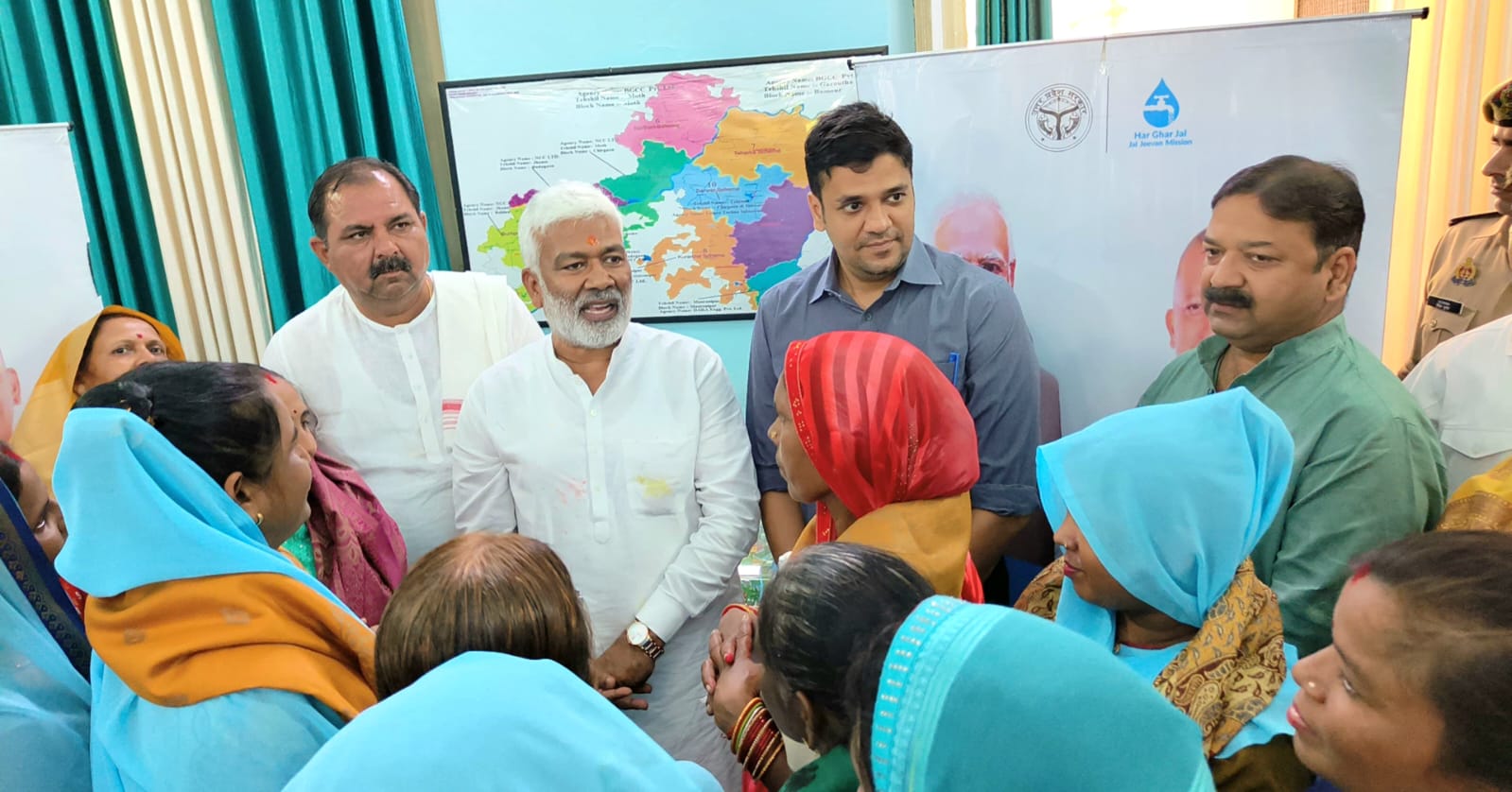 जल सहेलियों को सम्मानित करते जलशक्ति मंत्री