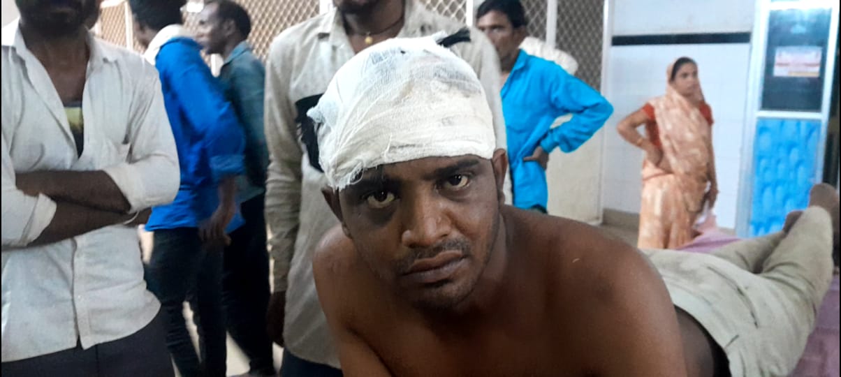चित्तौड़गढ़ जिले के पारसोली क्षेत्र में युवक को बंधक बना कर मारपीट में घायल पीड़ित। चित्तौड़गढ़ जिले के पारसोली क्षेत्र में युवक को बंधक बना कर मारपीट में घायल पीड़ित।