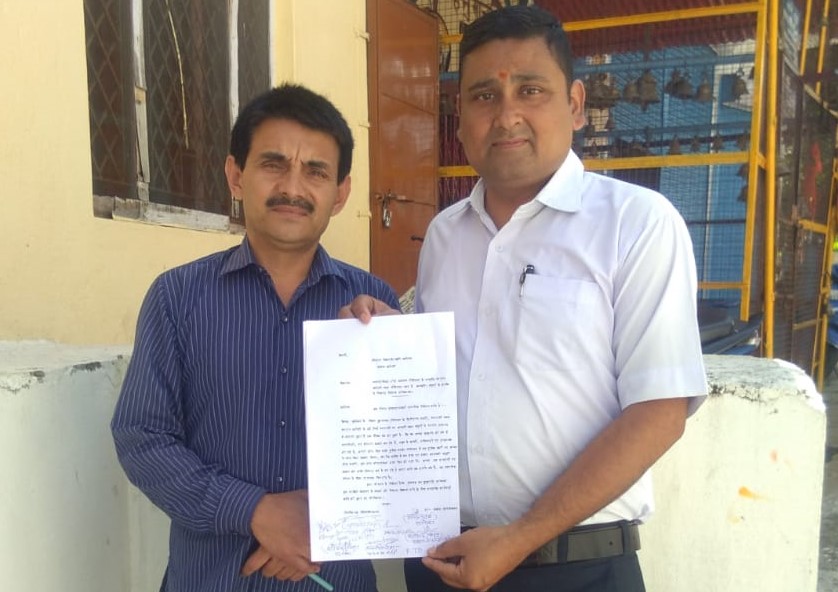 गोपेश्वर में बंदरों के आंतक के निजात दिलाने की मांग को लेकर डीएम को ज्ञापन देने पहुंचे नागरिक। गोपेश्वर में बंदरों के आंतक के निजात दिलाने की मांग को लेकर डीएम को ज्ञापन देने पहुंचे नागरिक।