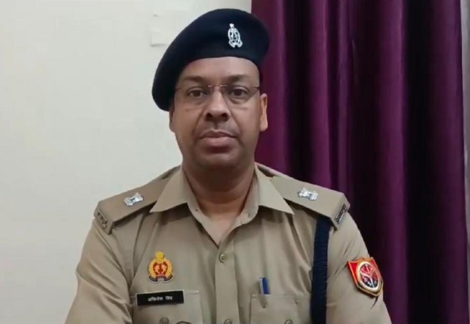 मुठभेड़ में पकड़े गए गाैकश की जानकारी देते एएसपी अखिलेश सिंह मुठभेड़ में पकड़े गए गाैकश की जानकारी देते एएसपी अखिलेश सिंह