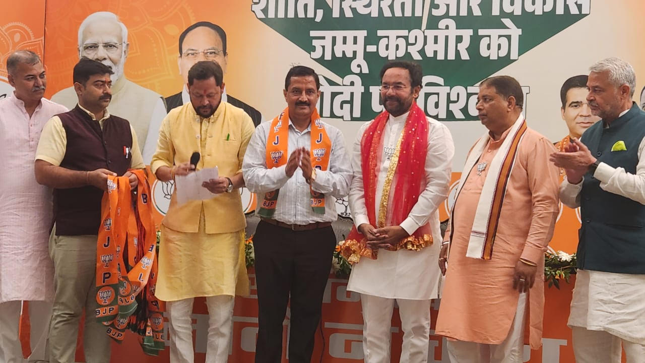 Satpal Mansotra joins BJP along with 24 members