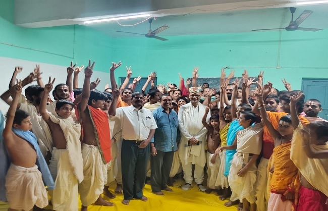 कार्यक्रम में बच्चों के साथ डॉ. बीरबल झा कार्यक्रम में बच्चों के साथ डॉ. बीरबल झा
