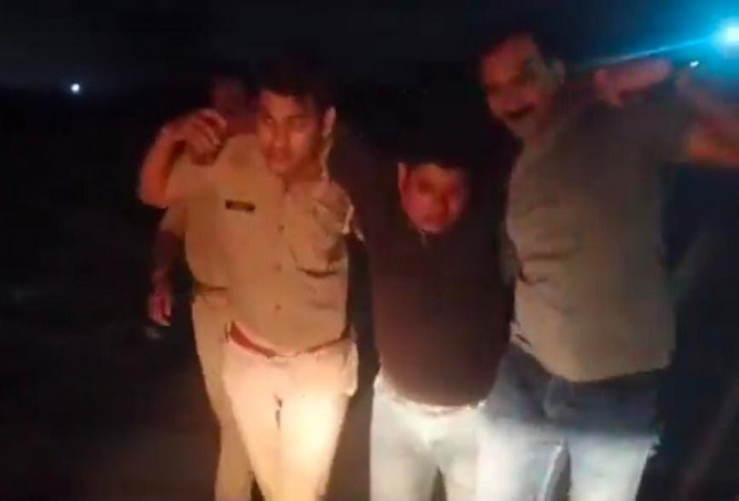 गिरफ्तार गाैकश काे ले जाती पुलिस गिरफ्तार गाैकश काे ले जाती पुलिस