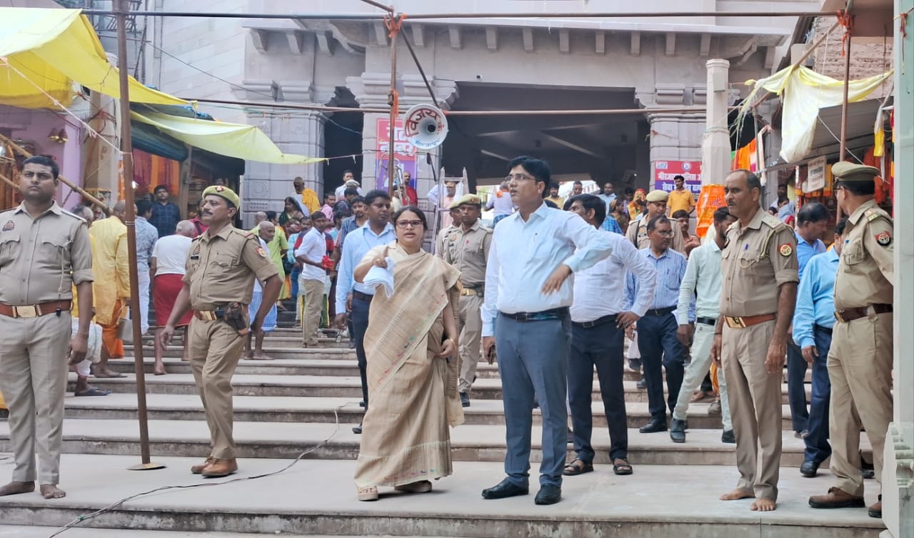 नवरात्र मेला तैयारियों को लेकर निरीक्षण करती जिलाधिकारी नवरात्र मेला तैयारियों को लेकर निरीक्षण करती जिलाधिकारी