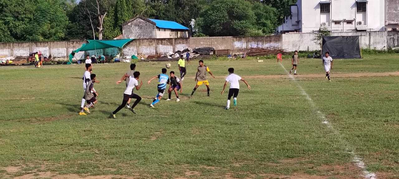 मिशन मैदान में फुटबाल खेलते हुए खिलाड़ी। मिशन मैदान में फुटबाल खेलते हुए खिलाड़ी।
