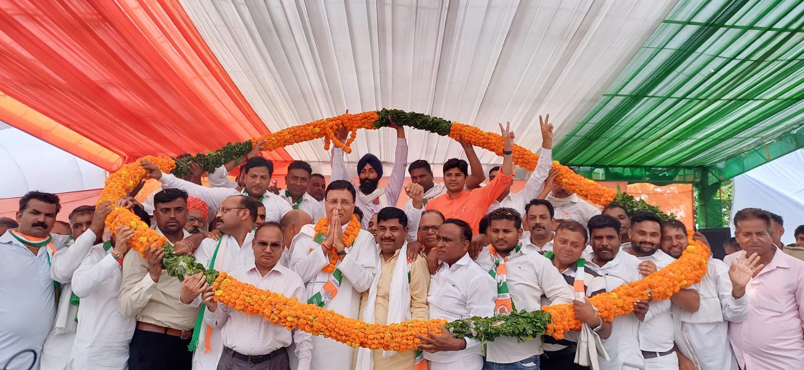 वाल्मीकि सम्मेलन में पहुंचे रणदीप सुरजेवाला का स्वागत करते वाल्मीकि समाज के लोग वाल्मीकि सम्मेलन में पहुंचे रणदीप सुरजेवाला का स्वागत करते वाल्मीकि समाज के लोग