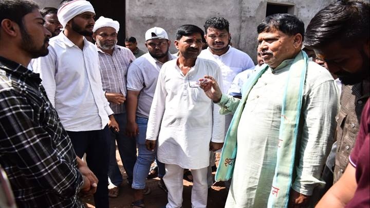 बरसात से खराब हुईं सड़कों का निरीक्षण करते मंत्री तोमर बरसात से खराब हुईं सड़कों का निरीक्षण करते मंत्री तोमर