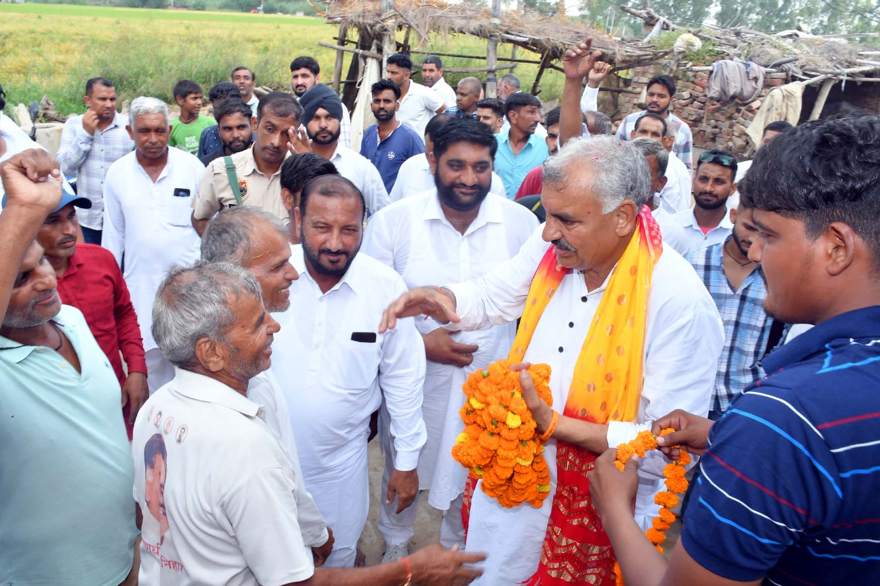 जनसंपर्क अभियान के दौरान रणधीर पनिहार का स्वागत करते क्षेत्रवासी। जनसंपर्क अभियान के दौरान रणधीर पनिहार का स्वागत करते क्षेत्रवासी।
