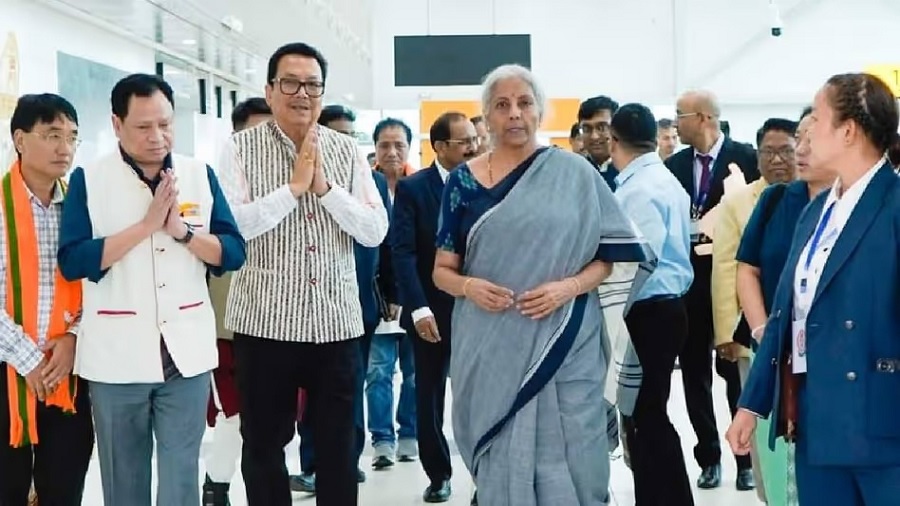 दो दिवसीय दौरे पर अरुणाचल पहुंची केंद्रीय वित्त मंत्री निर्मला सीतारमण का हवाई अड्डे पर स्वागत करने पहुंचे राज्य के उप मुख्यमंत्री दो दिवसीय दौरे पर अरुणाचल पहुंची केंद्रीय वित्त मंत्री निर्मला सीतारमण का हवाई अड्डे पर स्वागत करने पहुंचे राज्य के उप मुख्यमंत्री