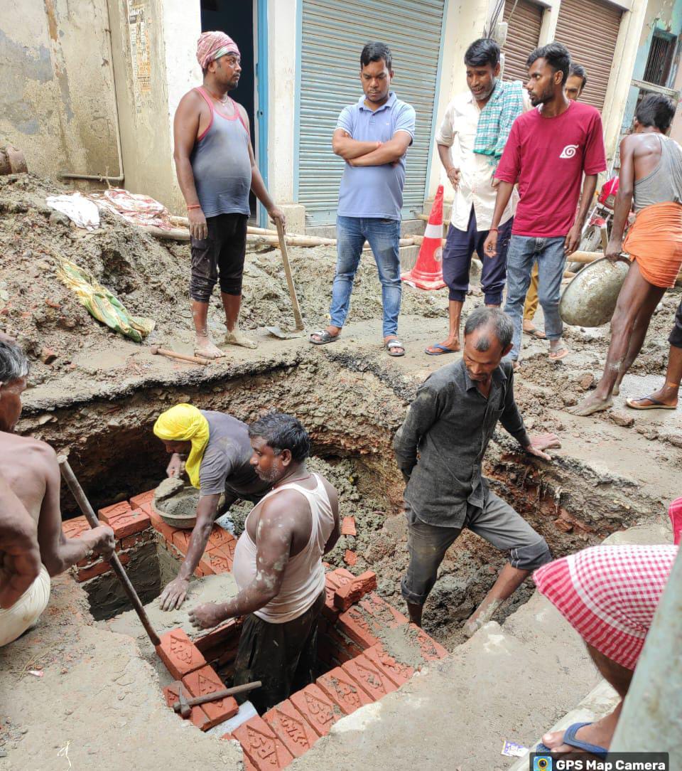 सीवर का नया चैम्बर बनाने श्रमिक: फोटो बच्चा गुप्ता सीवर का नया चैम्बर बनाने श्रमिक: फोटो बच्चा गुप्ता
