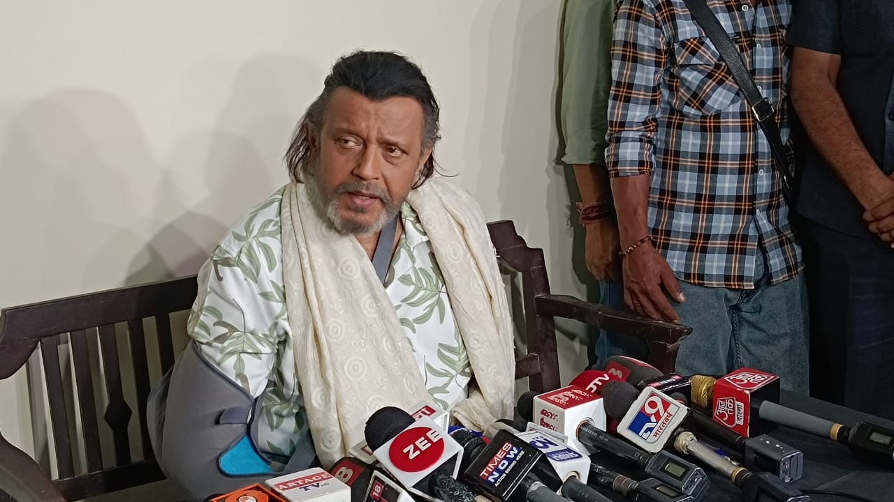 कोलकाता में मीडिया से मुखातिब मिथुन चक्रवर्ती कोलकाता में मीडिया से मुखातिब मिथुन चक्रवर्ती