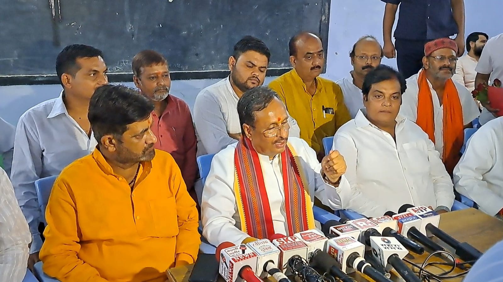 पत्रकार वार्ता को संबोधित करते डॉ. दिनेश शर्मा पत्रकार वार्ता को संबोधित करते डॉ. दिनेश शर्मा