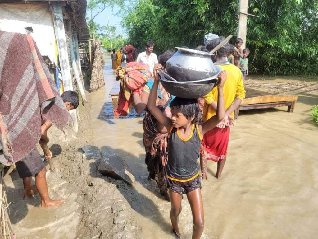 सीमांचल में बाढ़ का तांडव जारी, कई गाँवो में बाढ़ की पानी में डूबने से गई लोगों की जान सीमांचल में बाढ़ का तांडव जारी, कई गाँवो में बाढ़ की पानी में डूबने से गई लोगों की जान