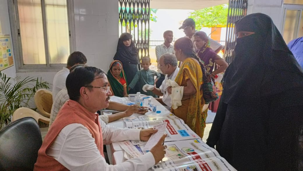 शहरी सीएचसी दुर्गाकुंड पर एनसीडी स्क्रीनिंग कैंप:फोटो बच्चा गुप्ता शहरी सीएचसी दुर्गाकुंड पर एनसीडी स्क्रीनिंग कैंप:फोटो बच्चा गुप्ता