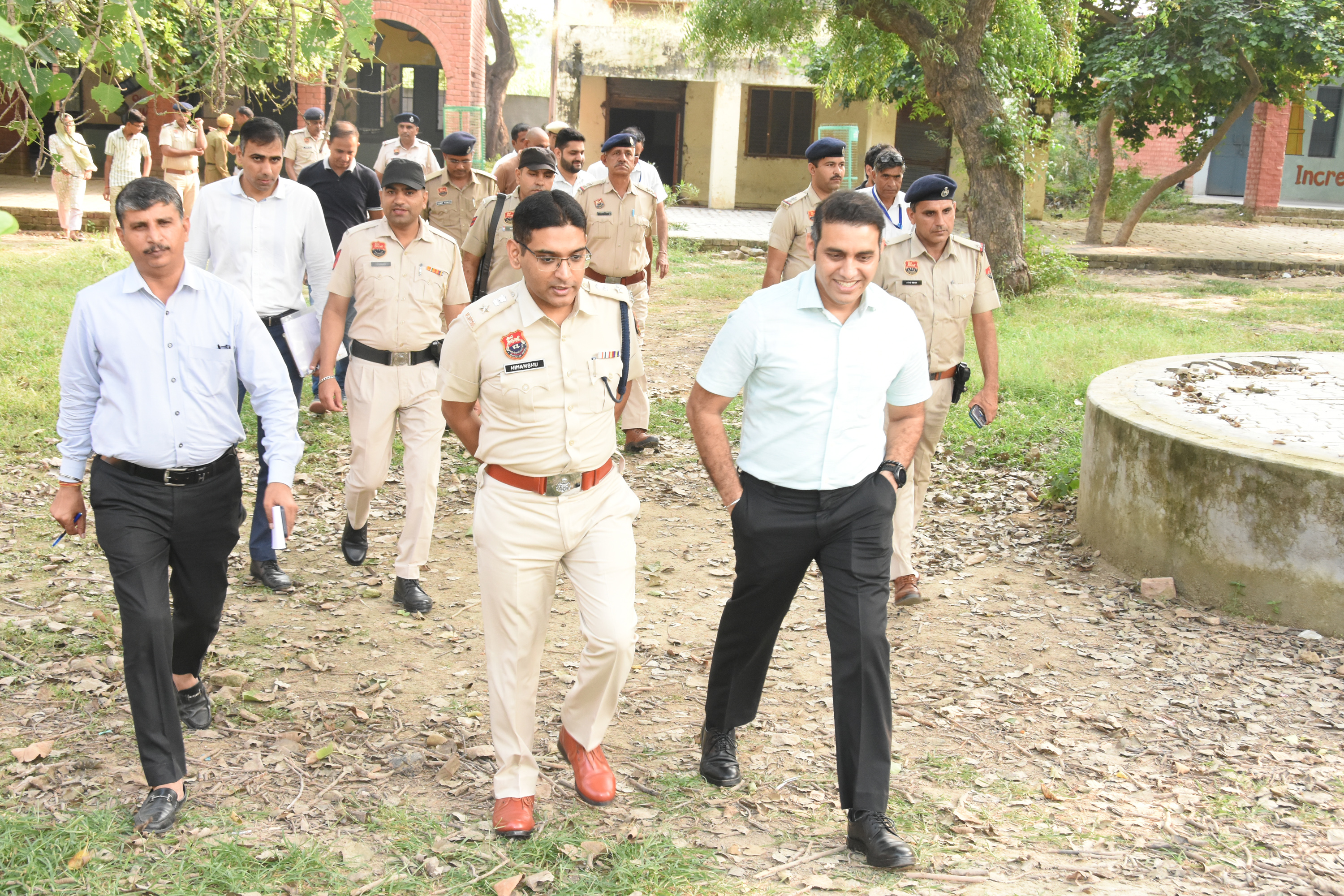 30 आरटीकेः 2 महम स्थित मतदान केंद्रों का दौरा करते डीसी व पुलिस अधीक्षक । 30 आरटीकेः 2 महम स्थित मतदान केंद्रों का दौरा करते डीसी व पुलिस अधीक्षक ।