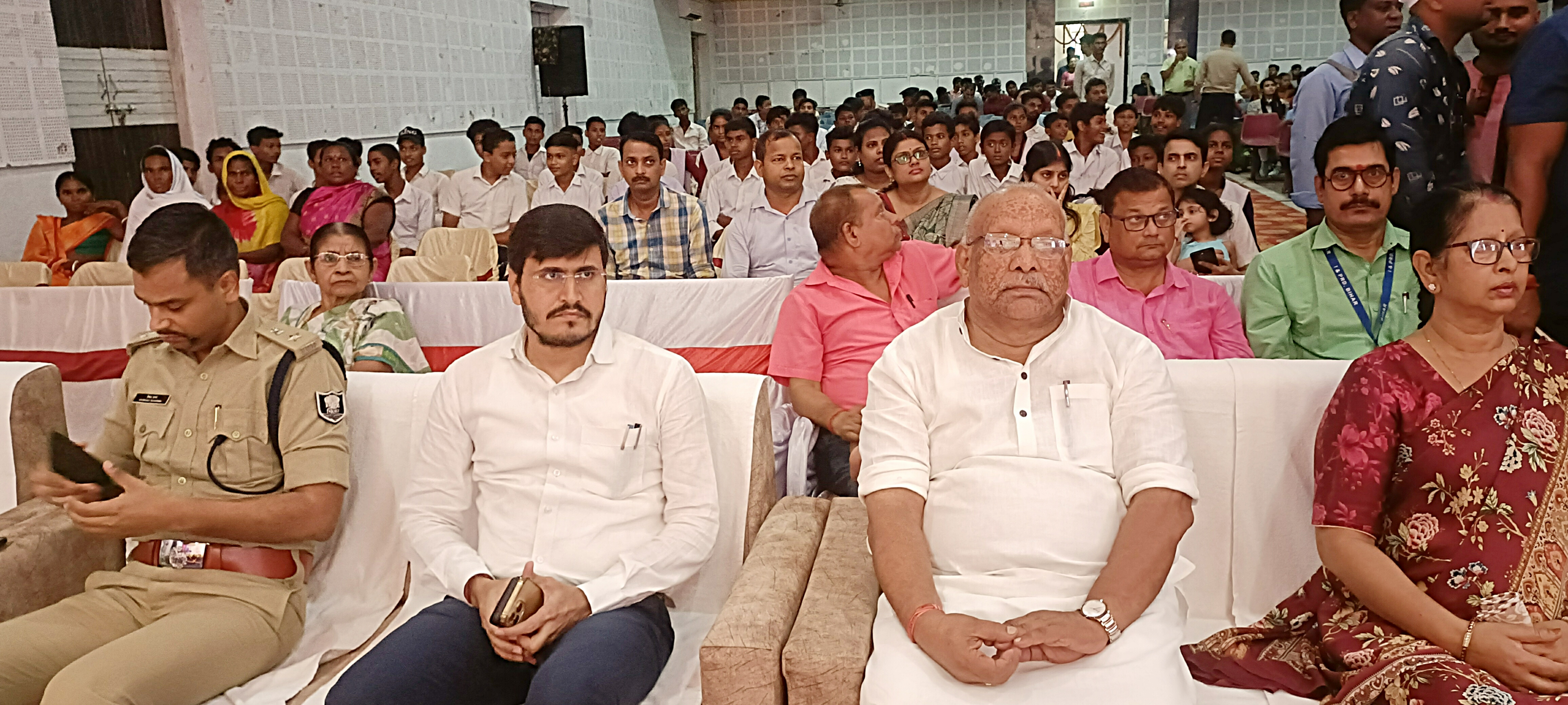 महोत्सव पर जनप्रतिनिधि व अधिकारी महोत्सव पर जनप्रतिनिधि व अधिकारी
