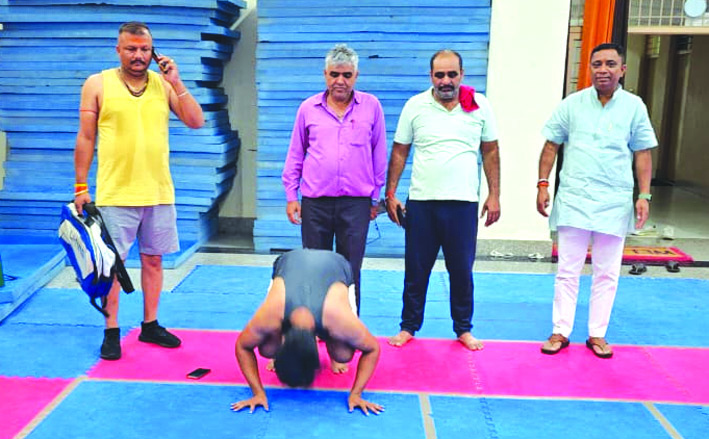 फ्रन्ट रोल लगाते छात्र जयंत चौधरी फ्रन्ट रोल लगाते छात्र जयंत चौधरी