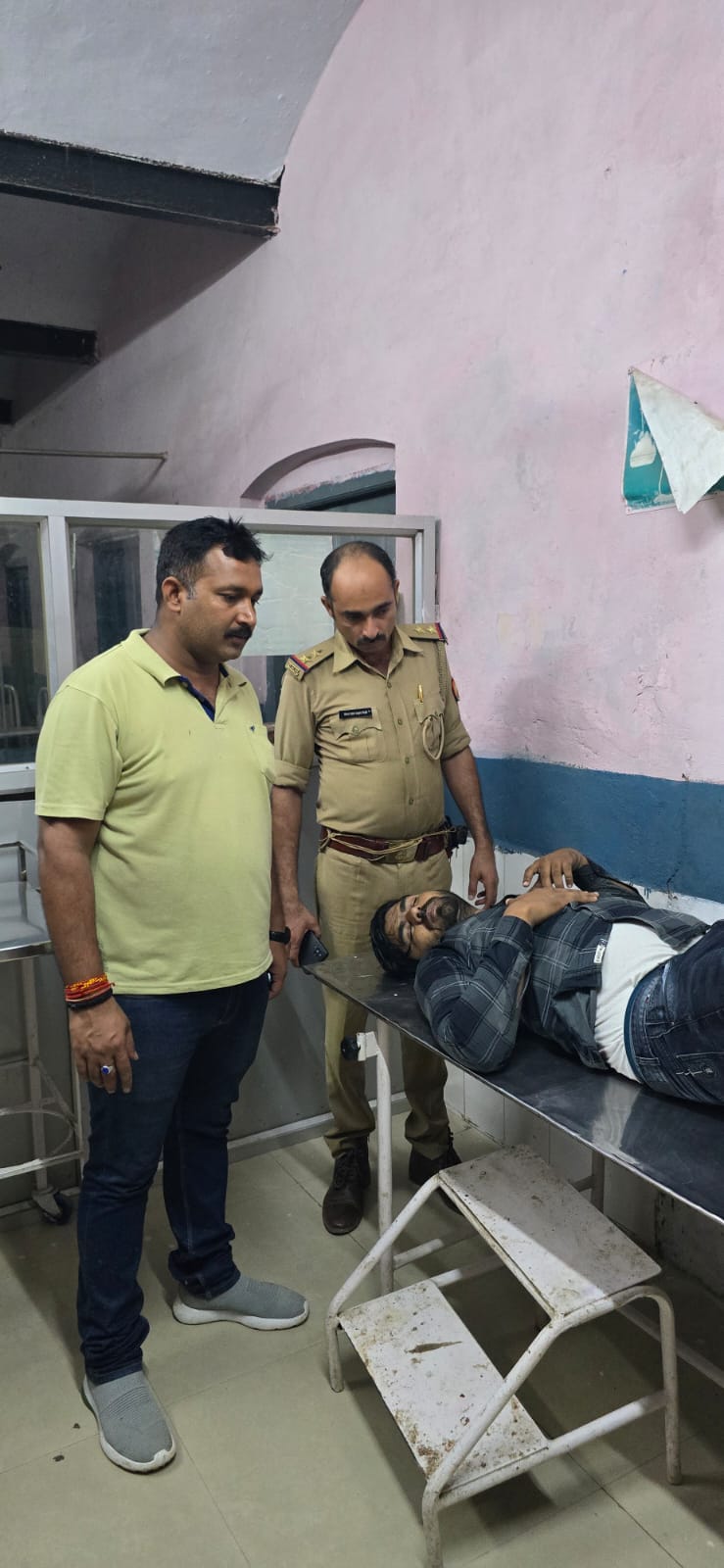तीन थानों की पुलिस के हुए संयुक्त मुठभेड़ में अंतर्जनपदीय बदमाश घायल तीन थानों की पुलिस के हुए संयुक्त मुठभेड़ में अंतर्जनपदीय बदमाश घायल