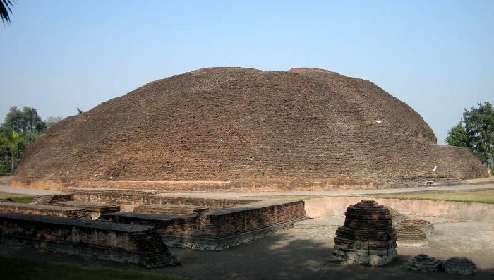 कुशीनगर स्थित महापरिनिर्वाण स्तूप कुशीनगर स्थित महापरिनिर्वाण स्तूप