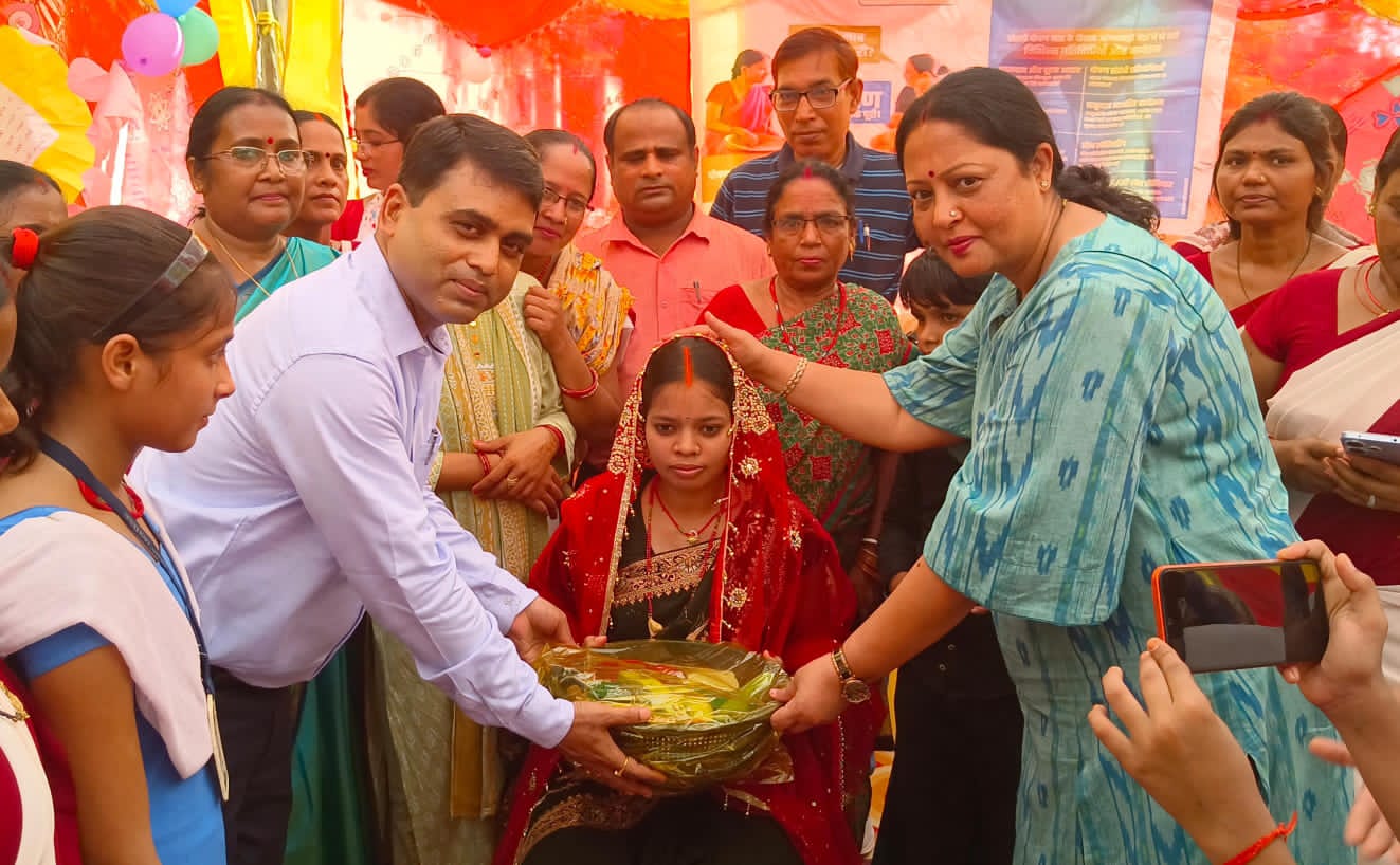 उद्घाटन करते अधिकारी