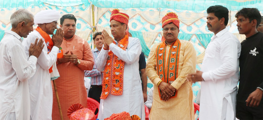 30 Snp-1 सोनीपत: हरियाणा भाजपा के प्रदेश अध्यक्ष मोहन लाल बडौली लोगेंा का अभिवादन स्वीकार करते हुए। 30 Snp-1 सोनीपत: हरियाणा भाजपा के प्रदेश अध्यक्ष मोहन लाल बडौली लोगेंा का अभिवादन स्वीकार करते हुए।