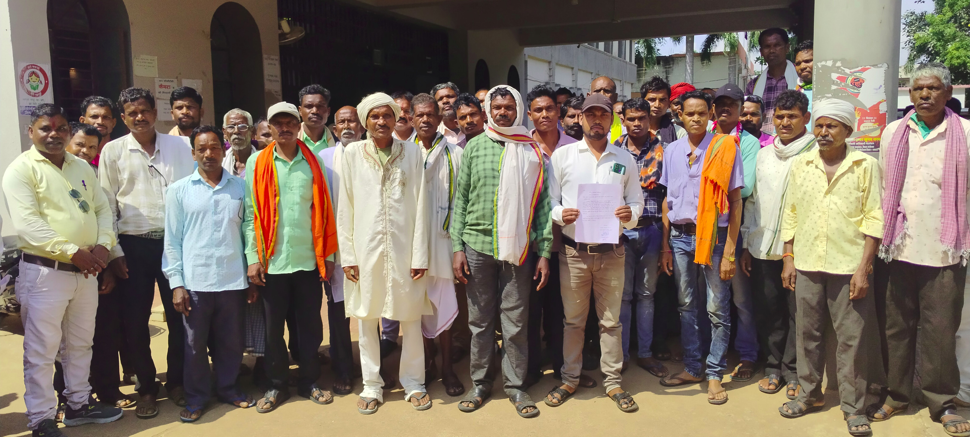 अरौद डुबान के किसानों की भीड़ कलेक्ट्रेट कार्यालय पहुंचकर गांव में धान खरीदी केंद्र खोलने की मांग करते हुए। अरौद डुबान के किसानों की भीड़ कलेक्ट्रेट कार्यालय पहुंचकर गांव में धान खरीदी केंद्र खोलने की मांग करते हुए।