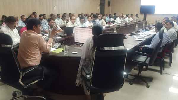 छतरपुर : कलेक्टर ने बैठक मे सभी विभागाें की समीक्षा कर दिए दिशा-निर्देश छतरपुर : कलेक्टर ने बैठक मे सभी विभागाें की समीक्षा कर दिए दिशा-निर्देश
