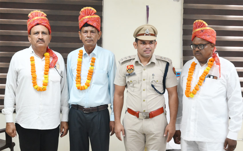 30 Snp- 5 सोनीपत: सहायक पुलिस आयुक्त यातायात अमित सेवानिवृत होने वाले अधिकारियों को विदाई देते हुए। 30 Snp- 5 सोनीपत: सहायक पुलिस आयुक्त यातायात अमित सेवानिवृत होने वाले अधिकारियों को विदाई देते हुए।