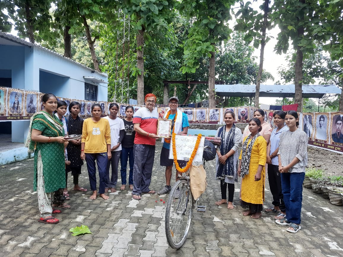 देहरादून से वाराणसी साइकिल से पहुंचे अंकित दास: फोटो बच्चा गुप्ता देहरादून से वाराणसी साइकिल से पहुंचे अंकित दास: फोटो बच्चा गुप्ता