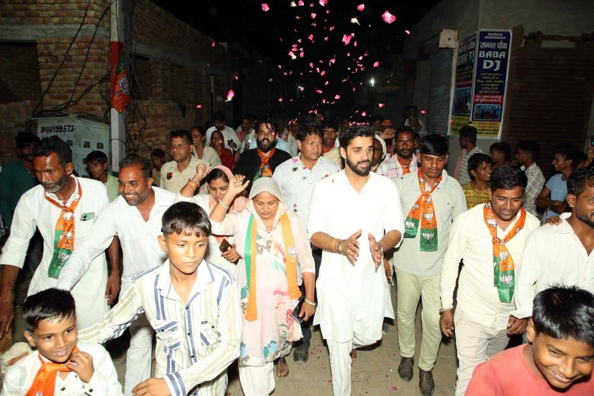 गांवों में जनसंपर्क अभियान चलाते उम्मीदवार भव्य बिश्नोई।