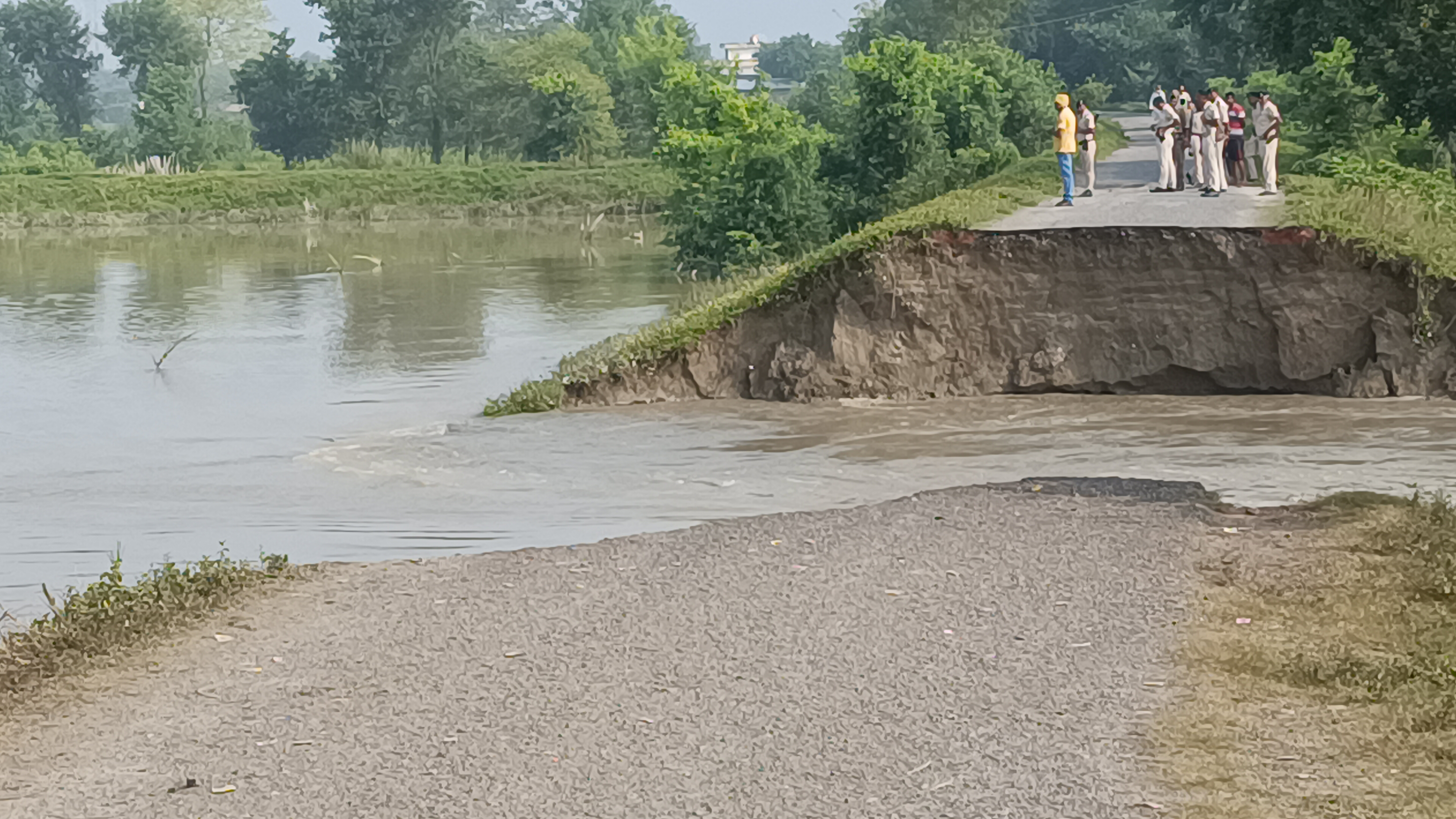 बेतिया के पास पीडी रिंग बांध ध्वस्त, ग्रामीण भयभीत हुए। बेतिया के पास पीडी रिंग बांध ध्वस्त, ग्रामीण भयभीत हुए।