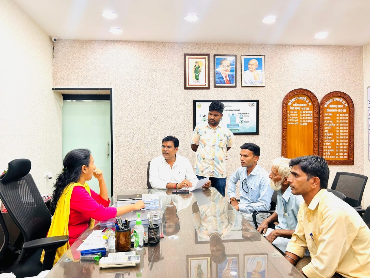 धमतरी विधायक की अगुवाई में पहुंचे लोगों ने की कलेक्टर से मुलाकात धमतरी विधायक की अगुवाई में पहुंचे लोगों ने की कलेक्टर से मुलाकात