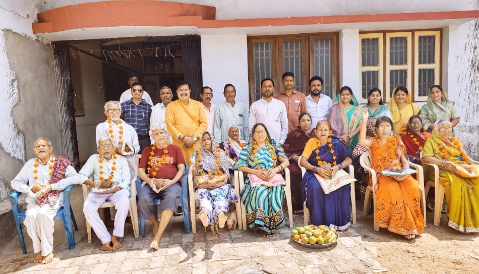साहू समाज के पदाधिकारियों ने वृद्धजनों सम्मान किया। साहू समाज के पदाधिकारियों ने वृद्धजनों सम्मान किया।