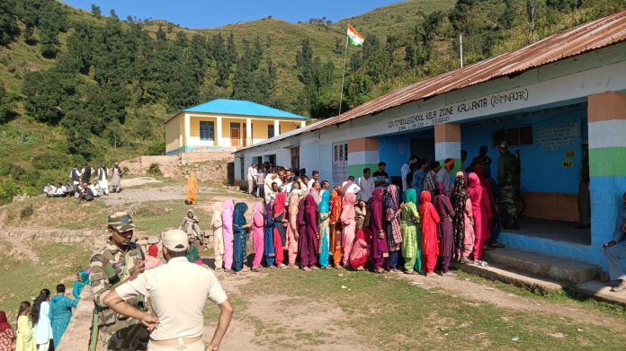 अंतिम चरण के मतदान में आई भारी गति, दोपहर 3 बजे तक 56.01 प्रतिशत मतदान दर्ज अंतिम चरण के मतदान में आई भारी गति, दोपहर 3 बजे तक 56.01 प्रतिशत मतदान दर्ज