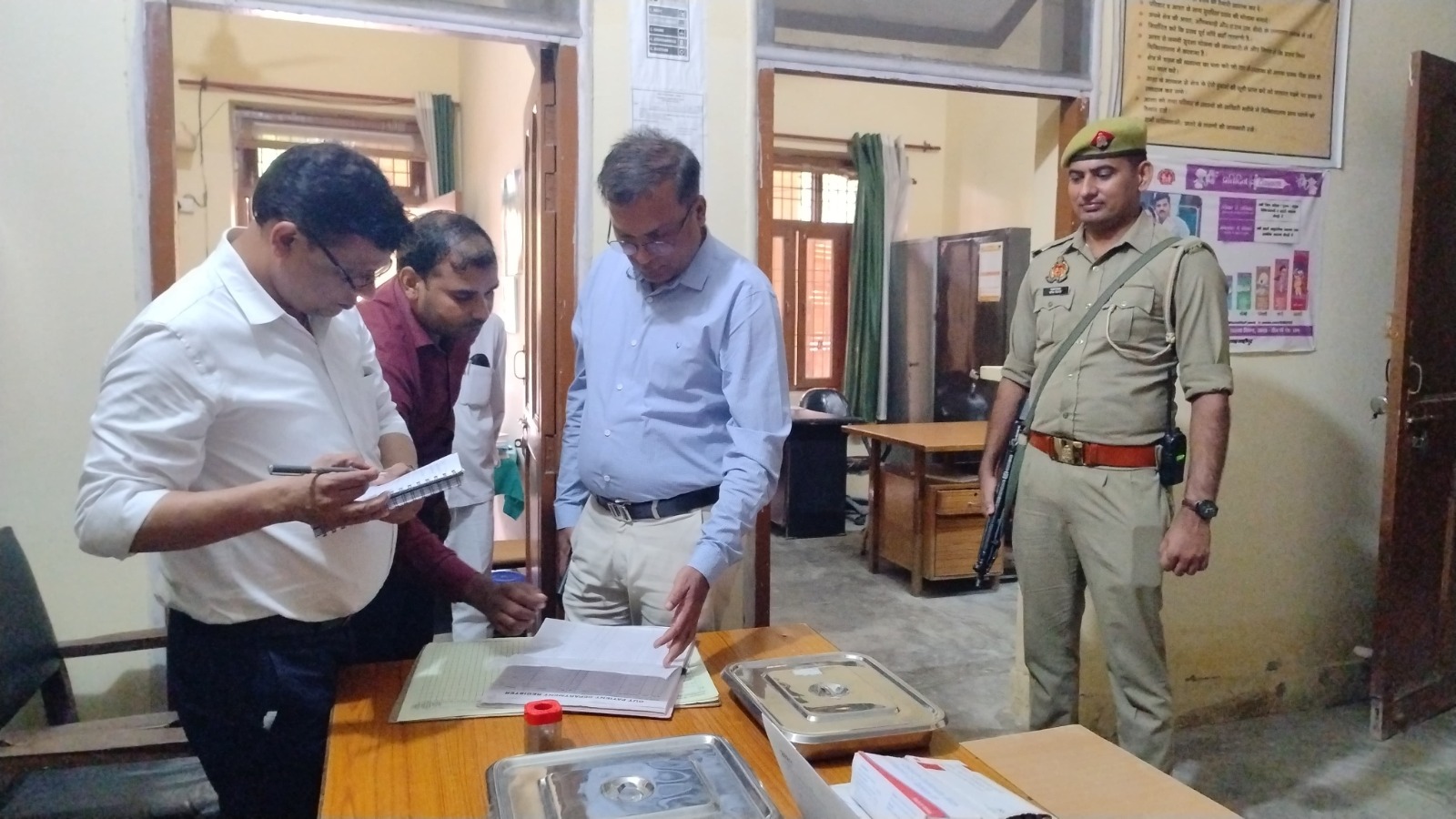 निरीक्षण में जिलाधिकारी को अनुपस्थित मिले नौ कर्मचारी, किया जावब तलब निरीक्षण में जिलाधिकारी को अनुपस्थित मिले नौ कर्मचारी, किया जावब तलब