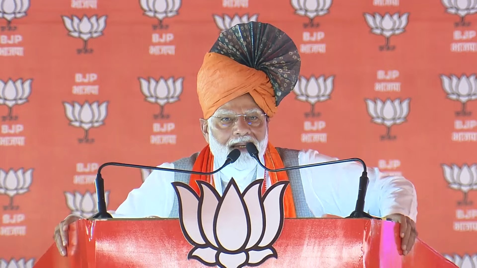 प्रधानमंत्री मोदी मंगलवार को पलवल में चुनावी जनसभा को संबोधित करते हुए