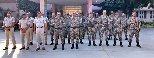 पुलिस ने अर्धसैनिक बलों के साथ फ्लैग मार्च निकाला। पुलिस ने अर्धसैनिक बलों के साथ फ्लैग मार्च निकाला।