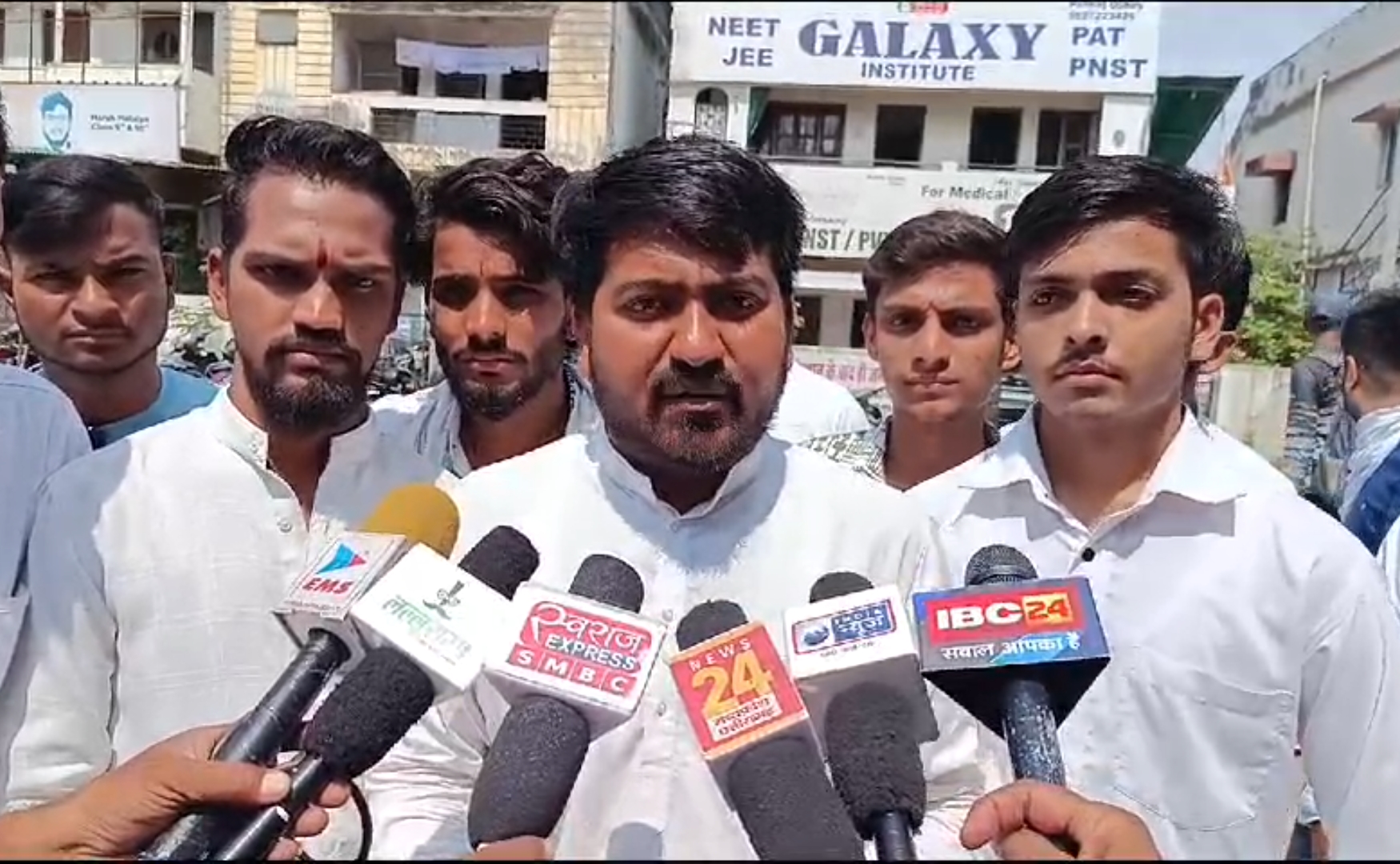 स्कूल टॉयलेट में सीसीटीवी स्कूल टॉयलेट में सीसीटीवी