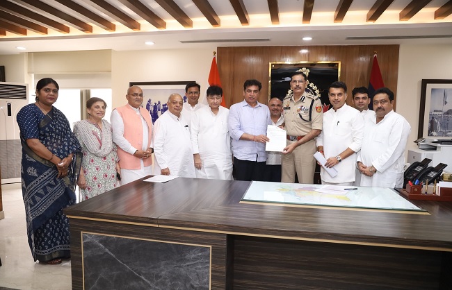 कांग्रेस अध्यक्ष देवेंद्र यादव  और अन्य कांग्रेस नेता पुलिस आयुक्त से मुलाक़ात कर ज्ञापन सौंपते हुए