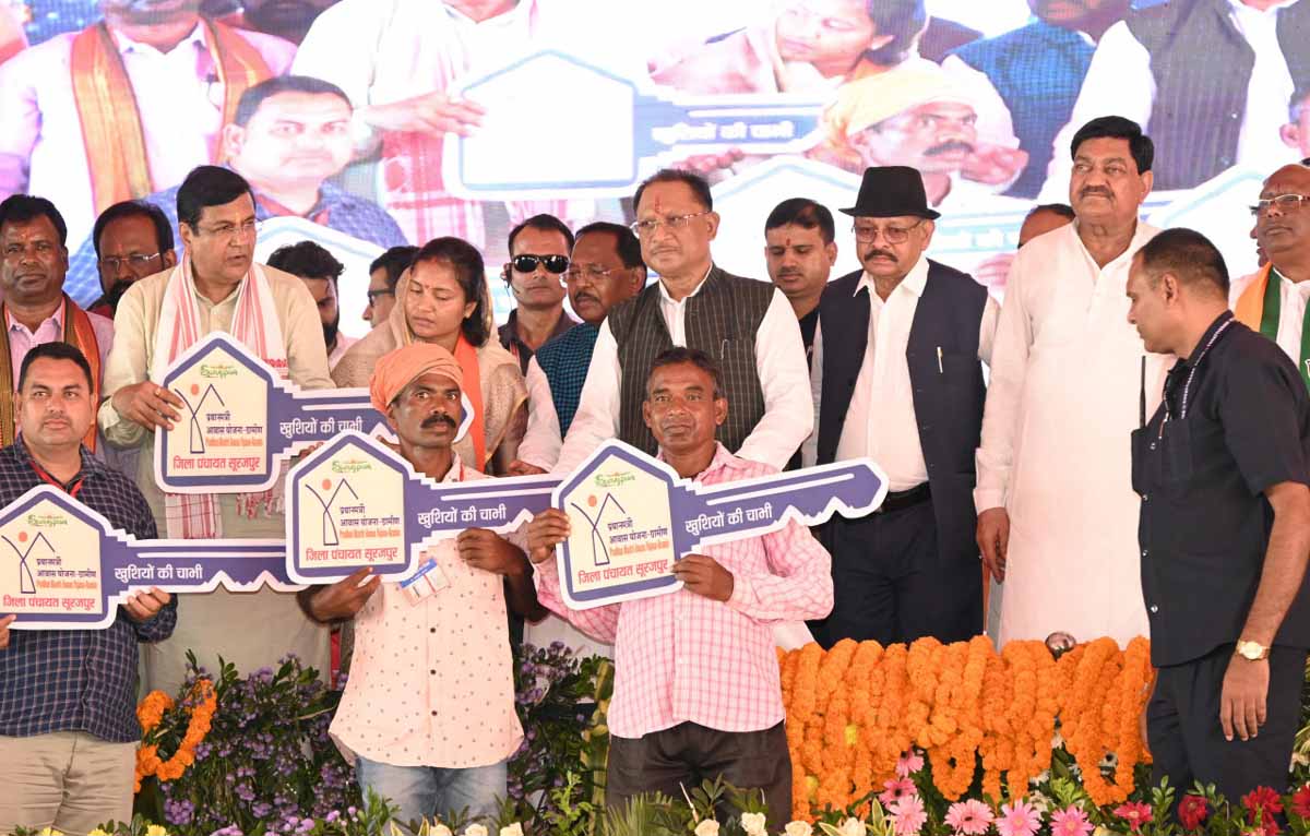 मुख्यमंत्री साय हितग्राहियों को प्रधानमंत्री आवास की चाबी साैंपते मुख्यमंत्री साय हितग्राहियों को प्रधानमंत्री आवास की चाबी साैंपते