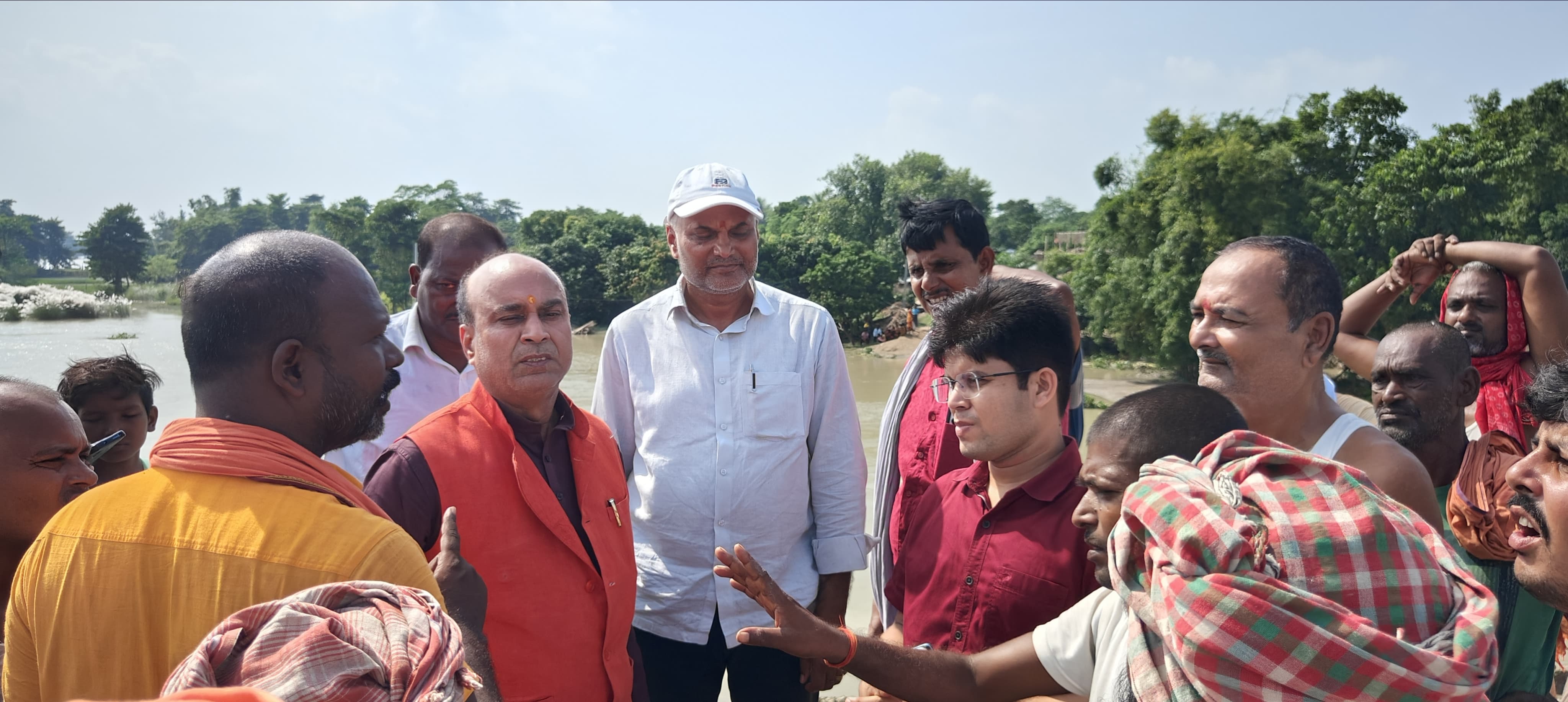 अररिया फोटो:विधायक बाढ़ प्रभावित क्षेत्रों का जायजा लेते अररिया फोटो:विधायक बाढ़ प्रभावित क्षेत्रों का जायजा लेते