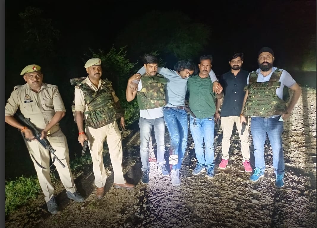 घायल बदमाश को उपचार को ले जाती पुलिस टीम घायल बदमाश को उपचार को ले जाती पुलिस टीम