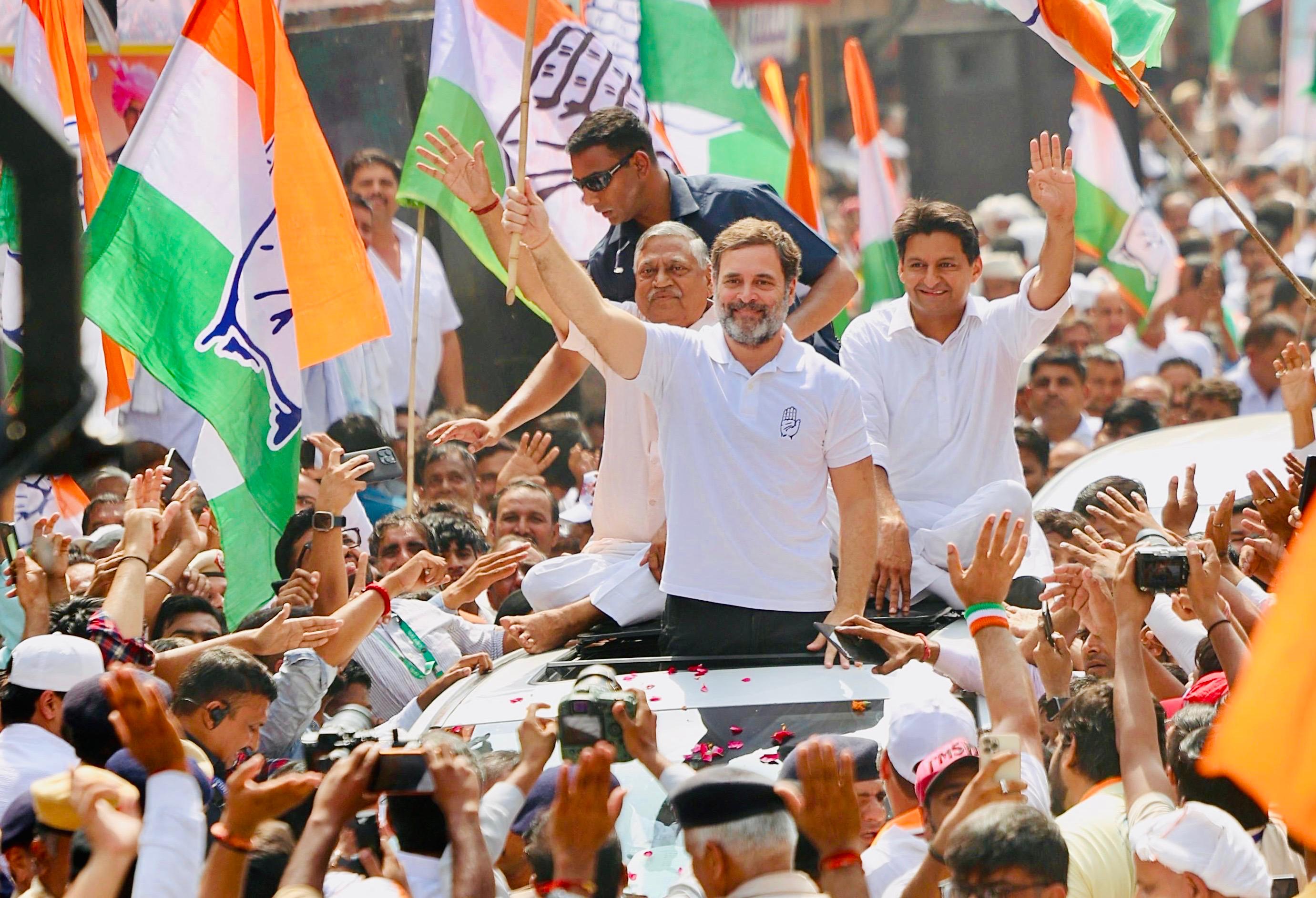बहादुरगढ़ में रोड शो के दौरान लोगों का अभिवादन स्वीकार करते राहुल गाँधी। साथ हैं सांसद दीपेंद्र हुड्डा। बहादुरगढ़ में रोड शो के दौरान लोगों का अभिवादन स्वीकार करते राहुल गाँधी। साथ हैं सांसद दीपेंद्र हुड्डा।