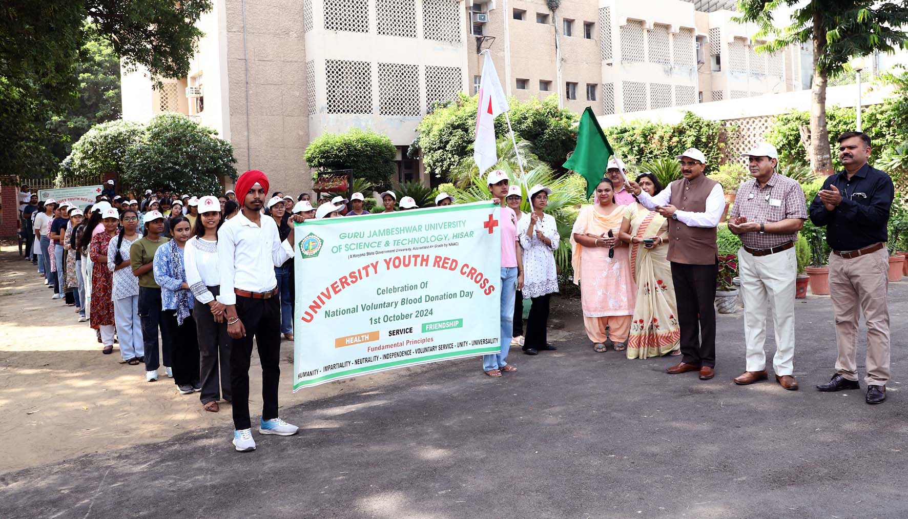 रक्तदान जागरूगता रैली को हरी झंडी दिखाकर रवाना करते कुलपति प्रो. नरसी राम बिश्नोई।